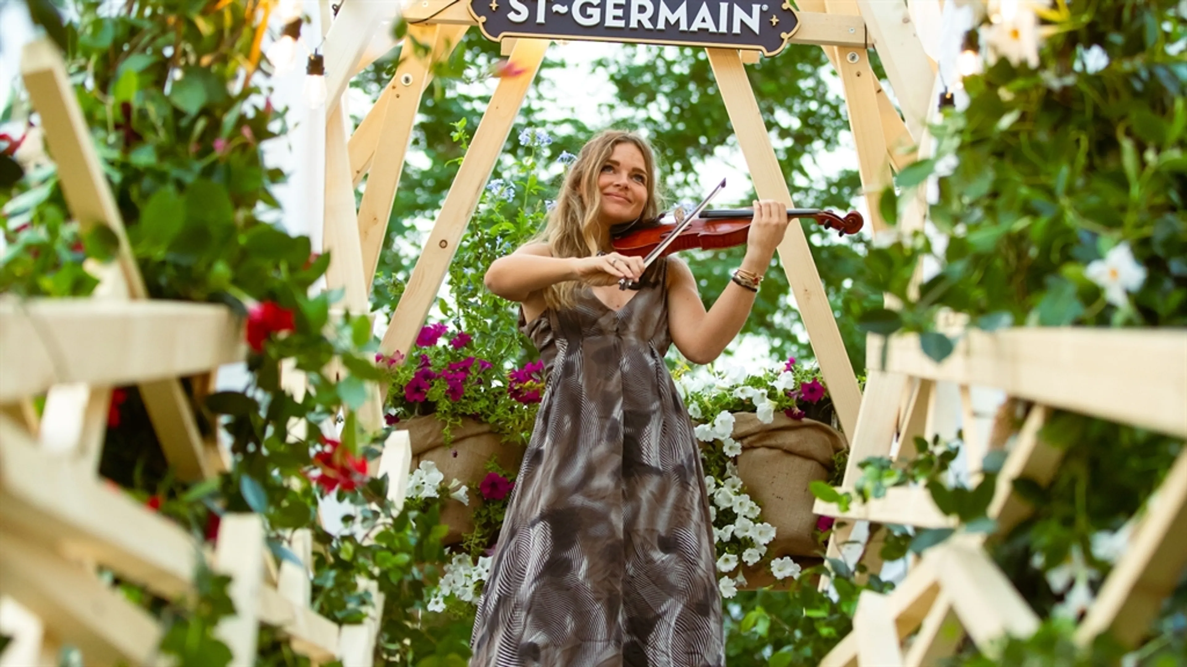 Garden Tales: La Social Experience by ST-GERMAIN Che Eleva il Momento Dell'Aperitivo