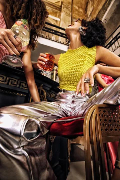 FY25_Global_Martini_DareToBe_Lifestyle_RedAndWhiteServes_06.jpg