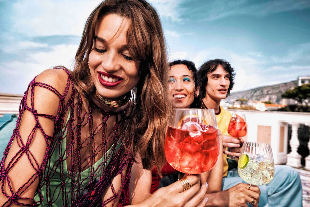 FY25_Global_Martini_DareToBe_Lifestyle_RedAndWhiteServes_09-LOWRES.jpg