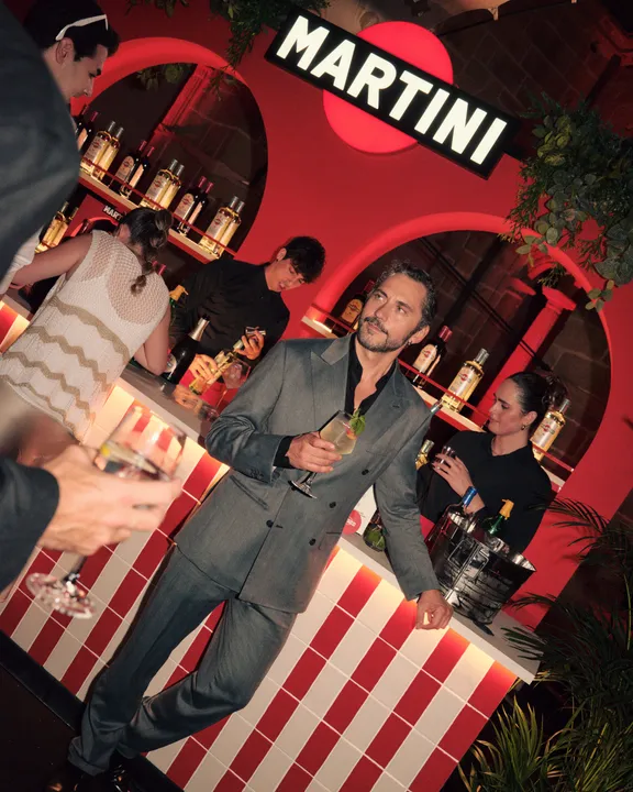 ef0344e6-d157-42f4-b934-58ae5e97736c-Paco León Terazza Martini SS.jpg