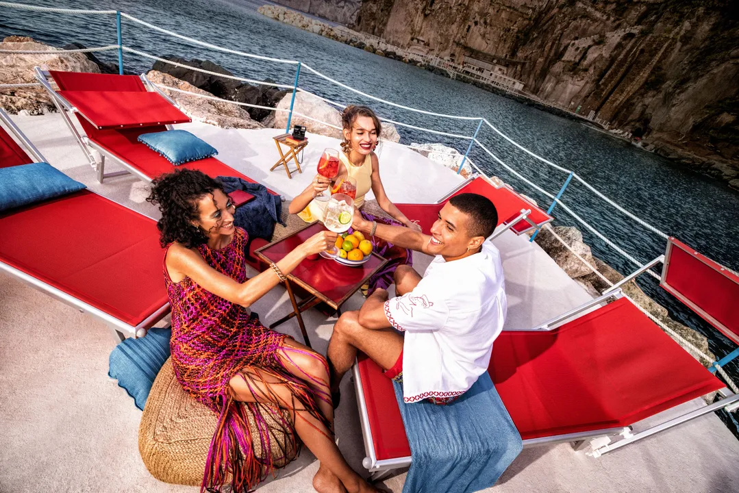 FY25_Global_Martini_DareToBe_Lifestyle_RedAndWhiteServes_03 (1).jpg