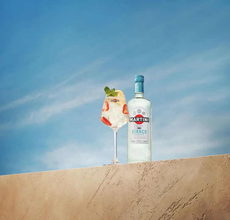 FY27_Martini_DareToBe_BiancoBottleServe.jpg