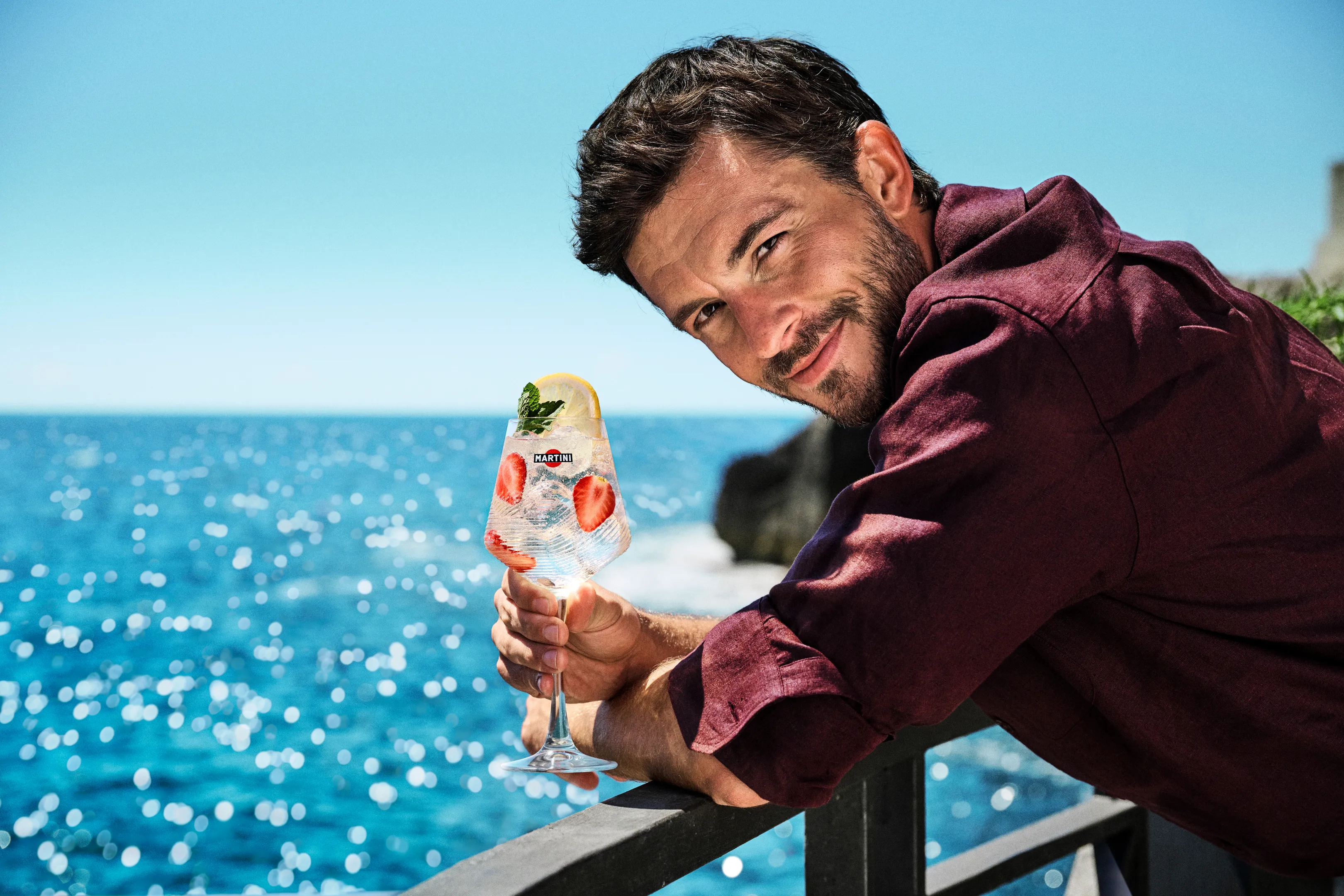 Jonathan Bailey: "Off Script" in Italien mit MARTINI®