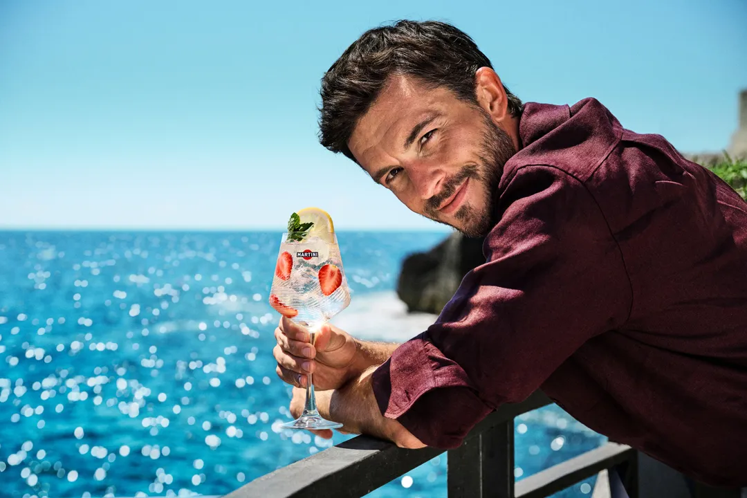 Jonathan Bailey: "Off Script" in Italien mit MARTINI®