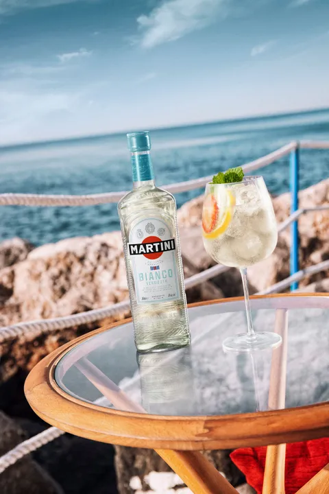 MARTINI RÉINSTALLE L'APERITIVO ITALIEN