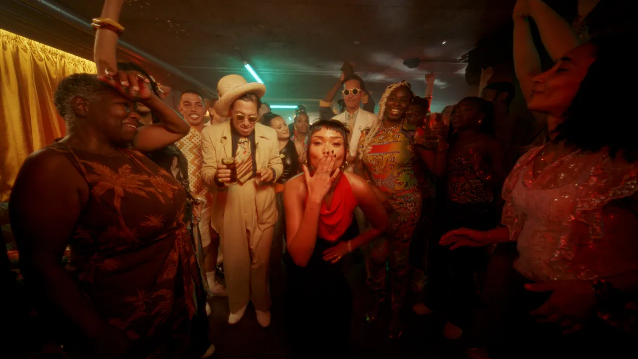 b01d5a0a-8068-45c8-abe3-2de78bb5a3c5-Joy Crookes partners with BACARDÍ to unite generations on the dancefloor to inspire everyone to express themselves(3).jpg