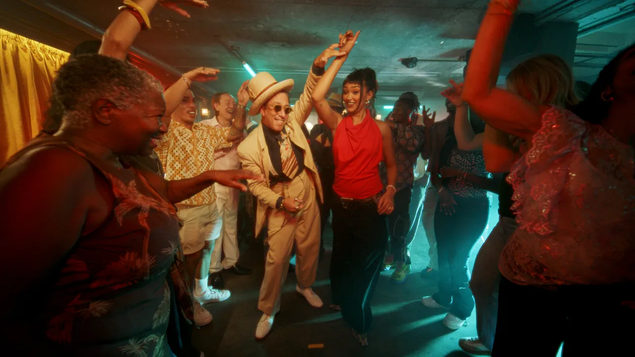 2bce55db-ce9b-44b1-87e1-4445caab974d-Joy Crookes partners with BACARDÍ to unite generations on the dancefloor to inspire everyone to express themselves(2).jpg