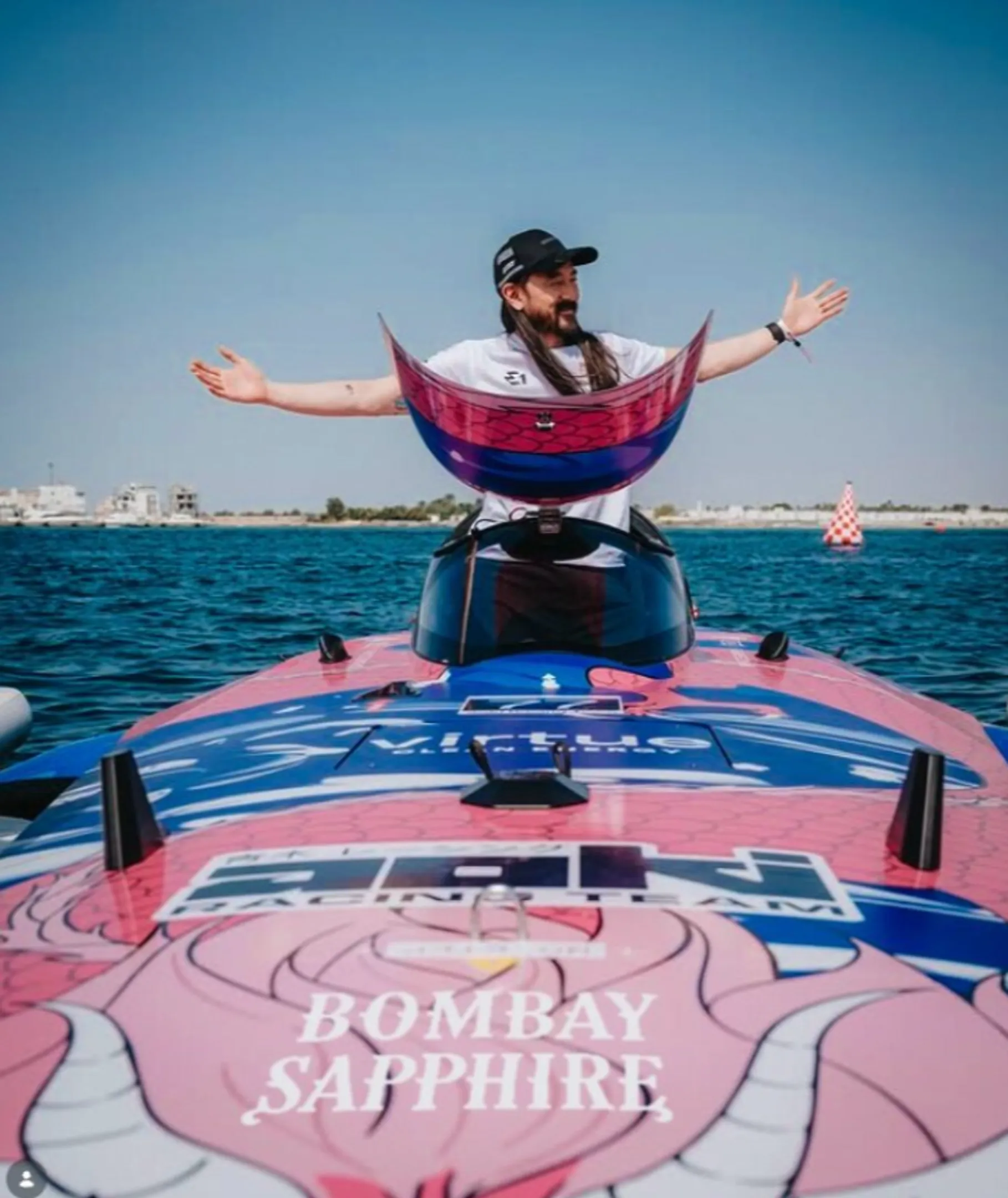 E1 y BOMBAY SAPPHIRE aterrizan en Ibiza: BOMBAY SAPPHIRE presenta una nueva colaboración con el equipo de carreras E1 del icónico DJ Steve Aoki