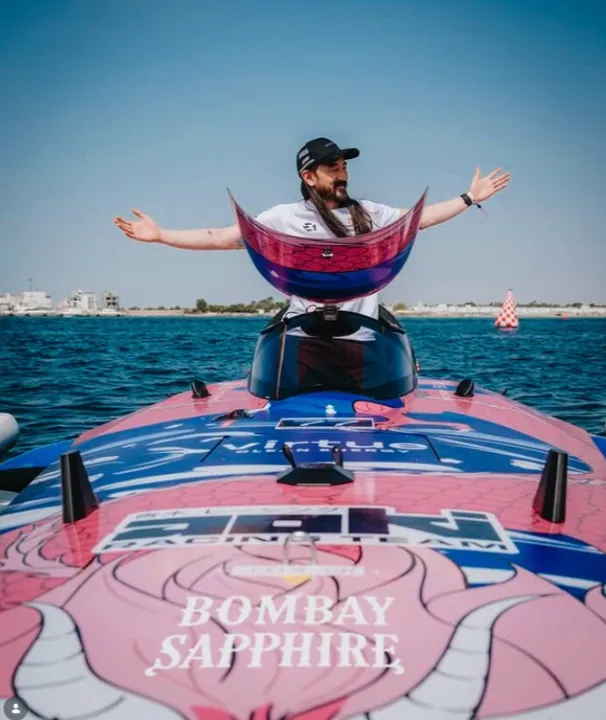 E1 y BOMBAY SAPPHIRE aterrizan en Ibiza: BOMBAY SAPPHIRE presenta una nueva colaboración con el equipo de carreras E1 del icónico DJ Steve Aoki