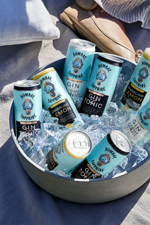 FY27_Global_BombaySapphire_RTD_Range_GinAndTonic_GinAndTonicLight_SparklingLemon_Lifestyle_6.jpg