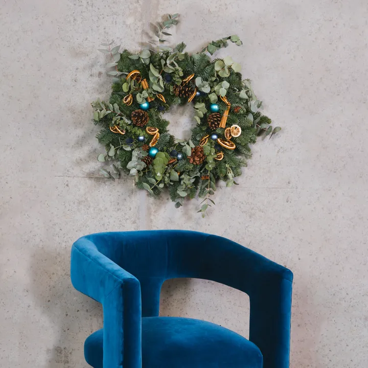 DECORATE YOUR FESTIVE COCKTAILS WITH SEASONAL GARNISHES USING THE NEW BOMBAY SAPPHIRE® WREATH