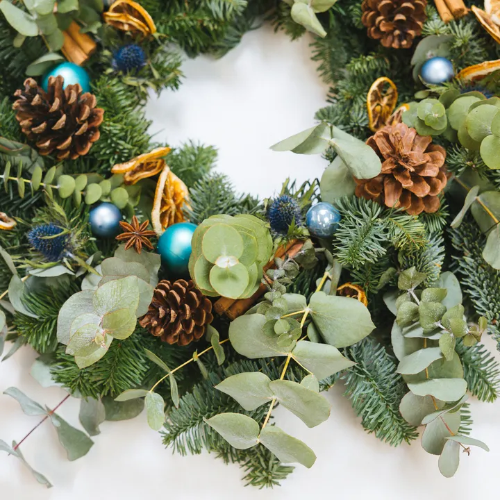DECORATE YOUR FESTIVE COCKTAILS WITH SEASONAL GARNISHES USING THE NEW BOMBAY SAPPHIRE® WREATH