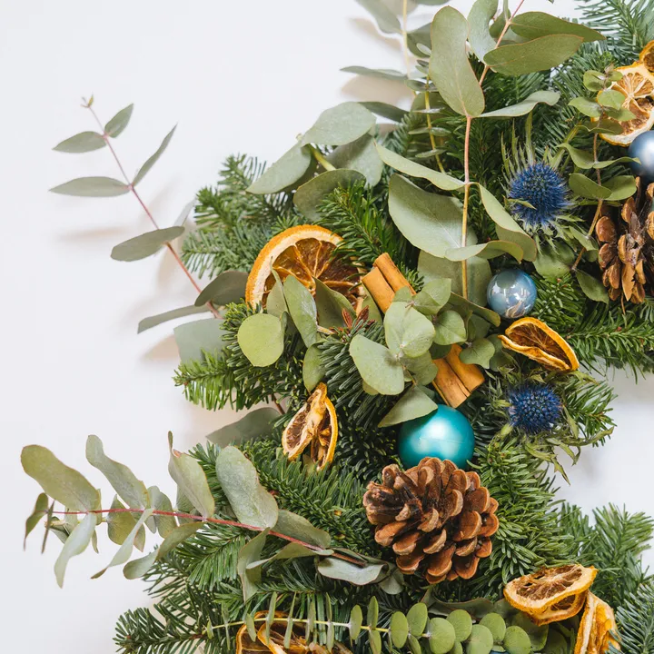 DECORATE YOUR FESTIVE COCKTAILS WITH SEASONAL GARNISHES USING THE NEW BOMBAY SAPPHIRE® WREATH