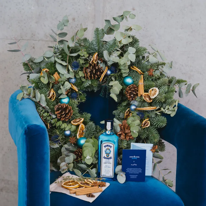 DECORATE YOUR FESTIVE COCKTAILS WITH SEASONAL GARNISHES USING THE NEW BOMBAY SAPPHIRE® WREATH