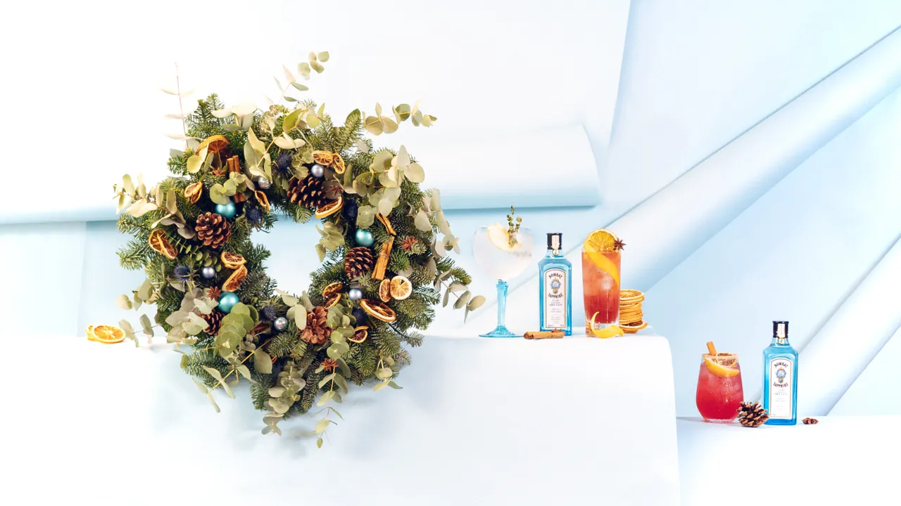 DECORATE YOUR FESTIVE COCKTAILS WITH SEASONAL GARNISHES USING THE NEW BOMBAY SAPPHIRE® WREATH
