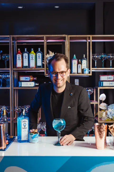 BOMBAY SAPPHIRE &amp; JESSICA WALSH UNVEIL CREATIVITY TEXT HOTLINE ON WORLD CREATIVITY DAY 