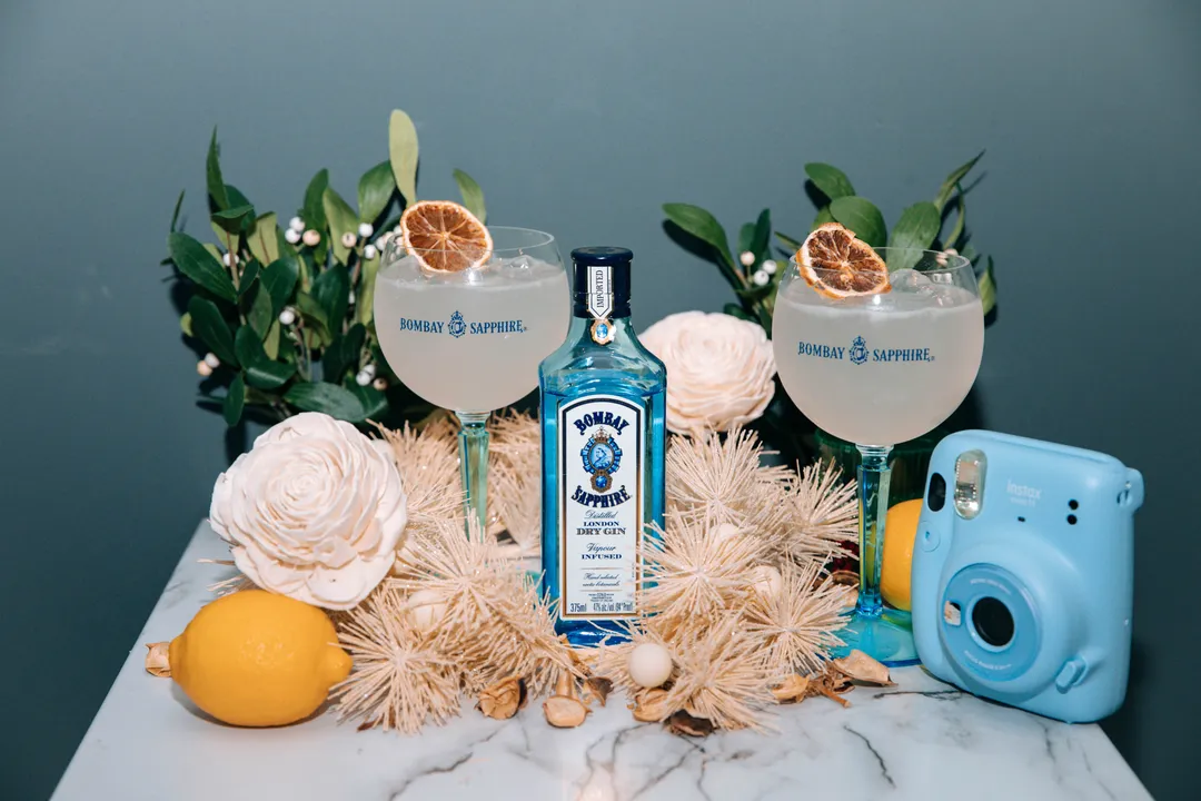 RAVIE B X BOMBAY SAPPHIRE DEBUTS HOLIDAY ‘SIP &amp; SNAP’ COCKTAIL KIT 