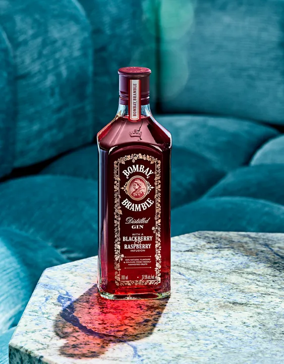 INTRODUCING BOMBAY BRAMBLE®, A VIBRANT NEW GIN BURSTING WITH THE 100% NATURAL FLAVOR OF FRESHLY HARVESTED BLACKBERRIES AND RASPBERRIES 