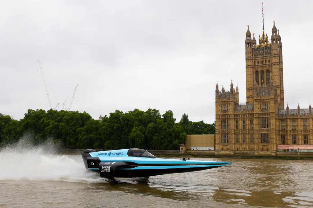  E1 ELECTRIFIES LONDON IN SHOWRUN HOMECOMING