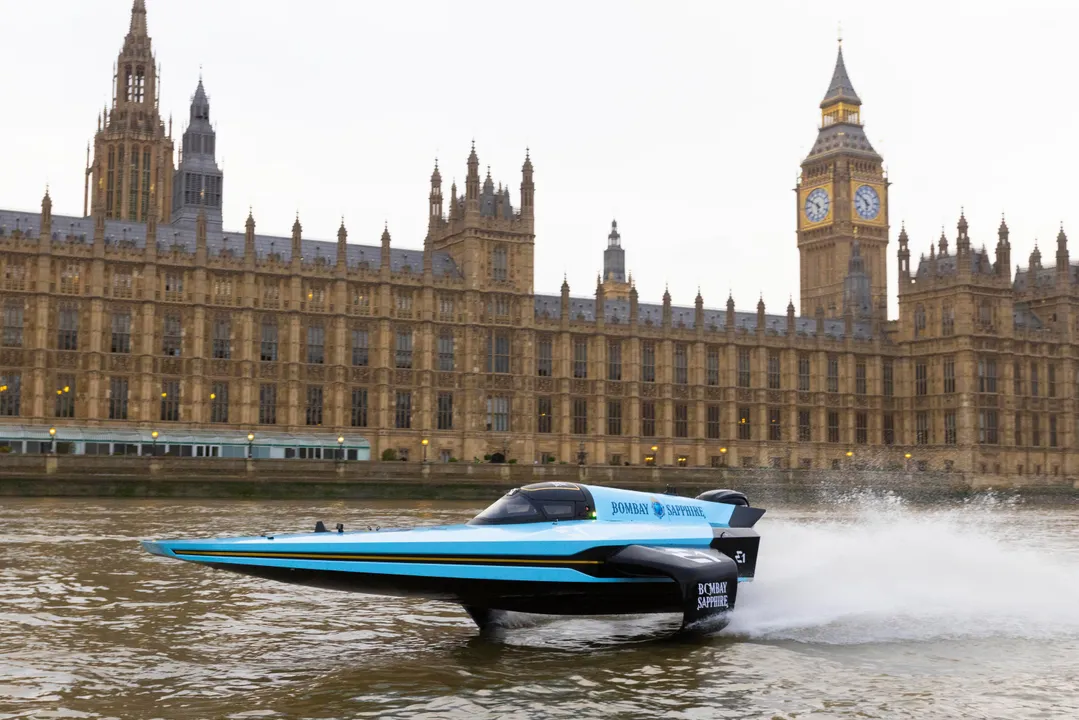  E1 ELECTRIFIES LONDON IN SHOWRUN HOMECOMING