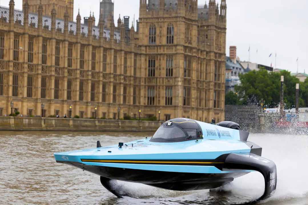  E1 ELECTRIFIES LONDON IN SHOWRUN HOMECOMING