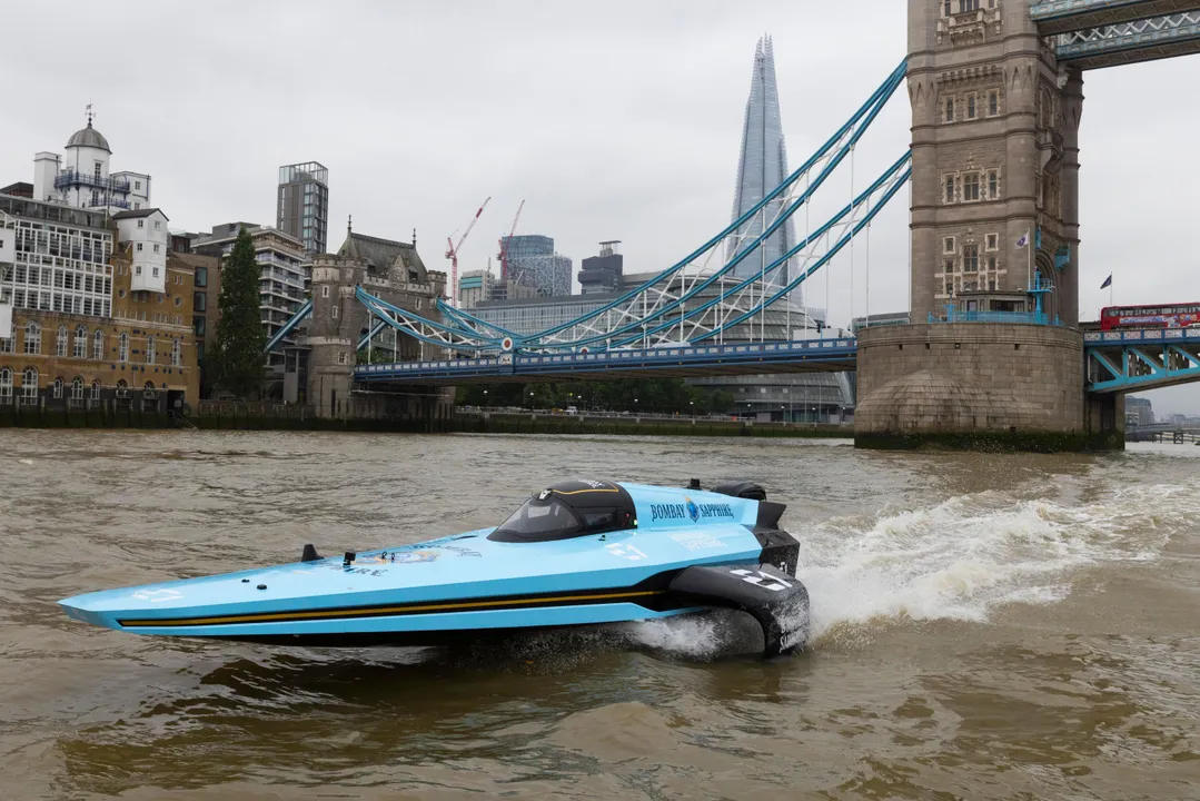  E1 ELECTRIFIES LONDON IN SHOWRUN HOMECOMING